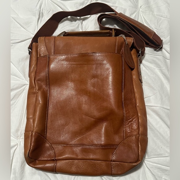 Wilsons Leather Vacqueta Single Lock Leather Tablet Bag - Picture 5 of 13